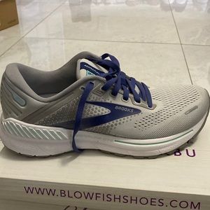 Brand new! Brooks Adrenaline GTS 22 Women’s sneakers. Wore them one day only.